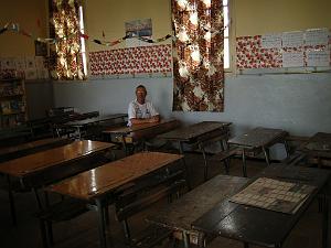 079-ORAN-Juin06-ecole Lamoriciere(Richard a retrouve son bureau.